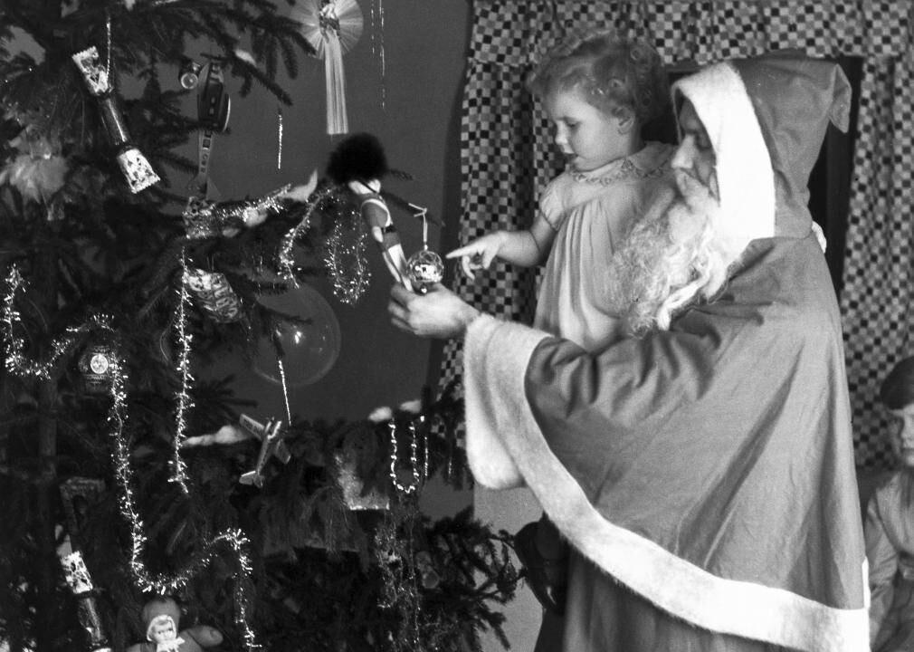 1927: Artificial feather trees gain popularity